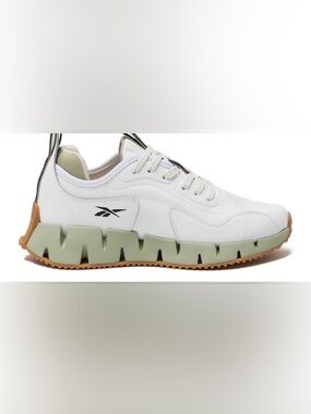 Reebok Zig Dynamica running shoes white and light green Size 7.5 EUC